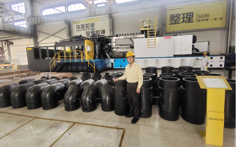 創新 大膽 突破！博創超大型二板式4000噸注塑機實現特大型PE管件一次成型并成功出口澳大利亞